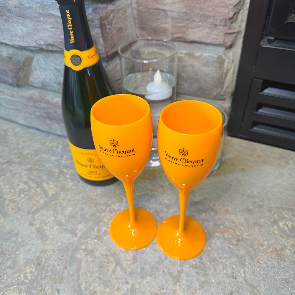 Veuve Clicquot Champagne Flutes - Picture 2 of 4